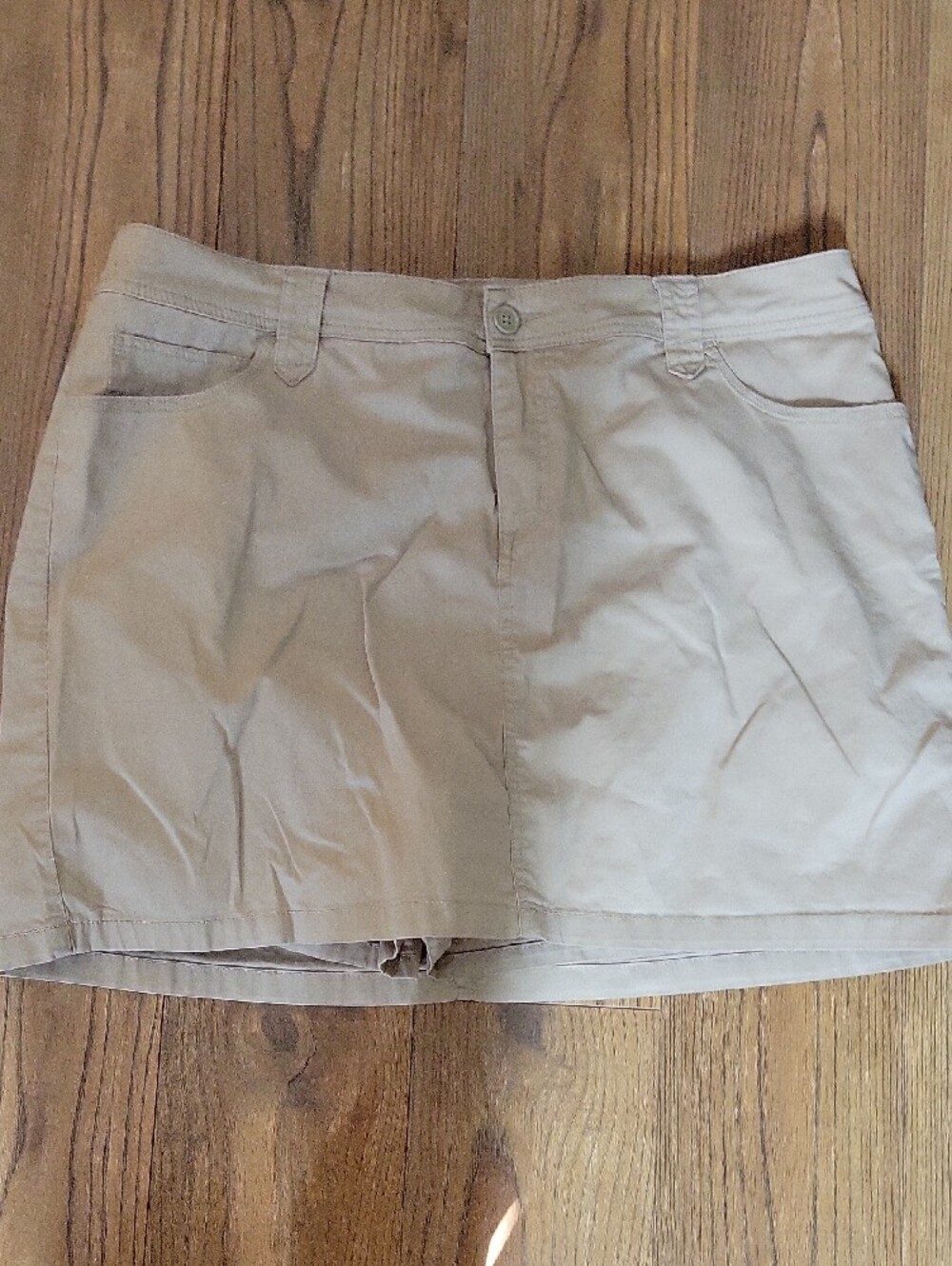 St. John's Bay Beige Women's Skort - Picture 3 of 6